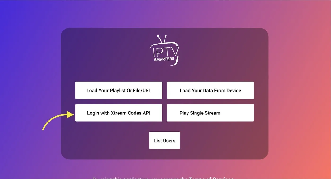 Pantalla de tipo de inicio de sesión de IPTV Smarters Pro con la opción Login with Xtream Codes API resaltada