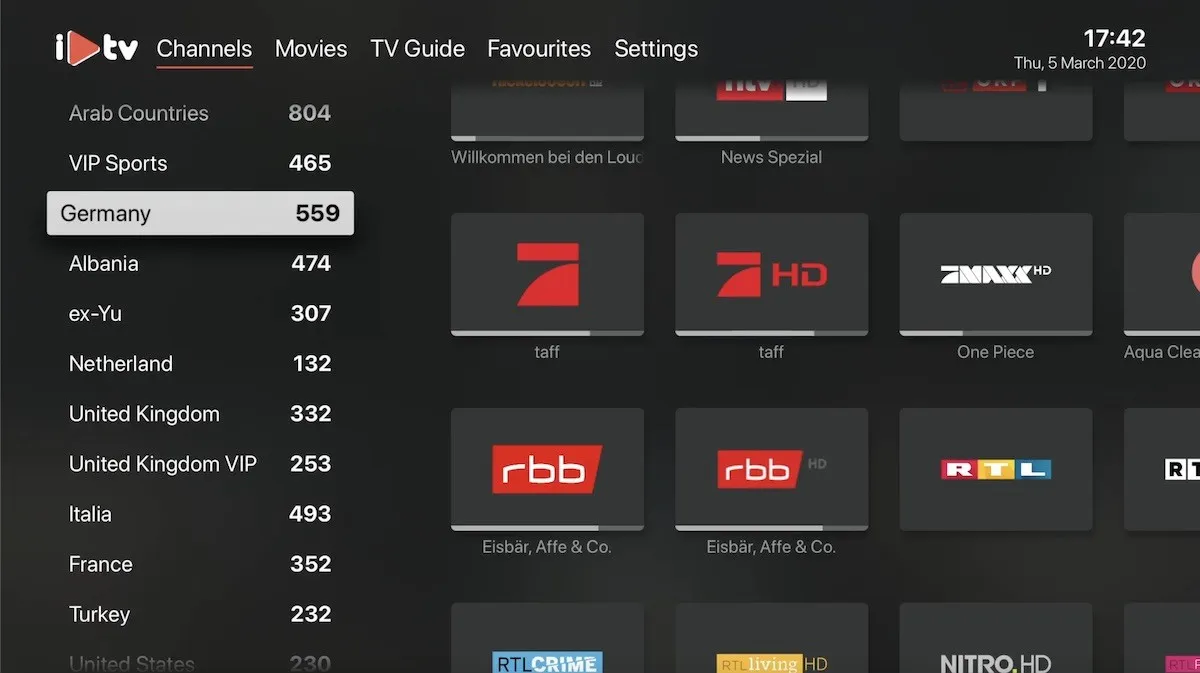 Cuadrícula de canales de iPlayTV en Apple TV mostrando categorías por país y canales de TV en directo tras cargar la lista