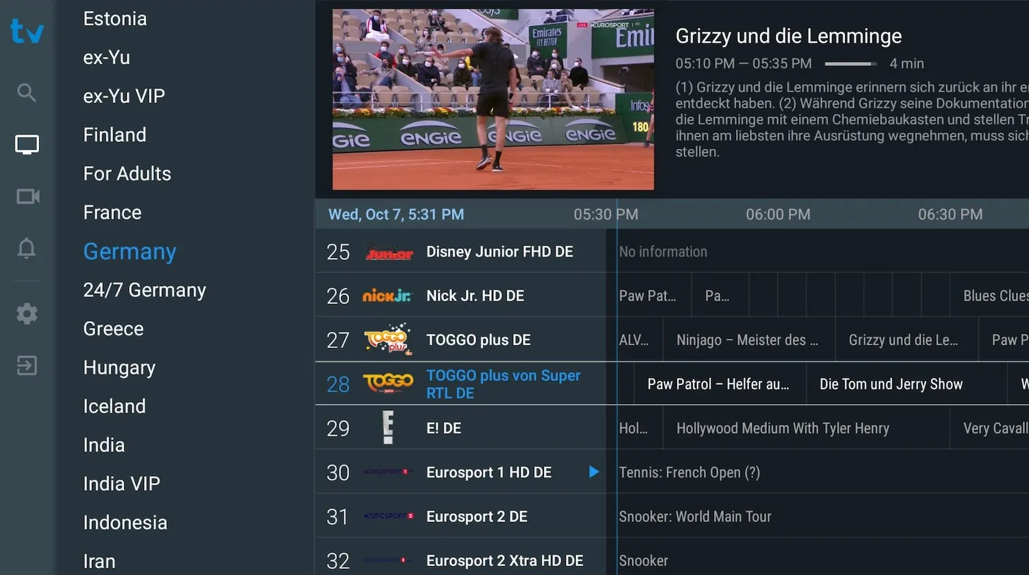 Lista de canais do TiviMate com a grelha do guia de programação a mostrar os canais e os seus horários